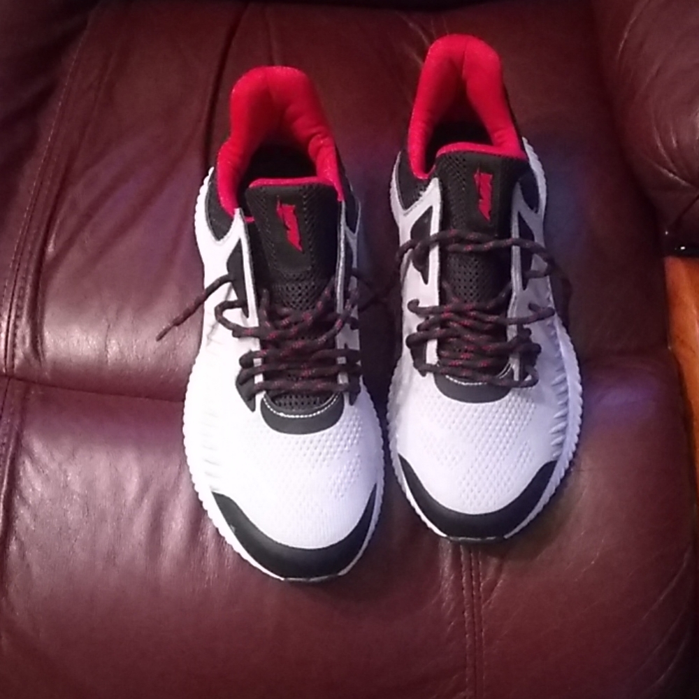 Men tennis shoes size ,11 brand avia
